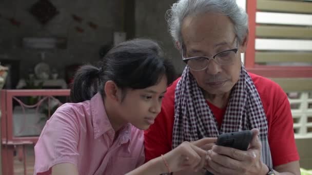 Adorable Nieta Adolescente Asiática Jugando Juegos Teléfono Inteligente Con Abuelo — Vídeos de Stock