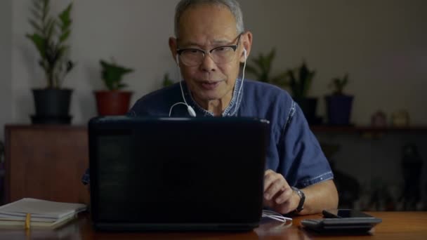 Konsultan Senior Laki Laki Menggunakan Earphone Yang Berbicara Dengan Rekan — Stok Video