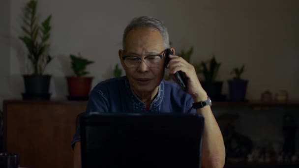 Asiatisk Senior Affärsman Talar Mobiltelefon Med Företagets Medarbetare Medan Tittar — Stockvideo