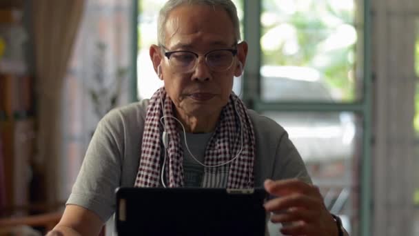 Ασιάτης Ηλικιωμένος Γυαλιά Ηλίου Που Χρησιμοποιεί Ψηφιακό Tablet Ακουστικά Στο — Αρχείο Βίντεο