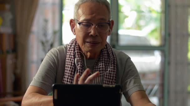 Ázsiai Idősebb Férfi Alkalmi Ruha Beszél Barátja Fülhallgató Használata Közben — Stock videók