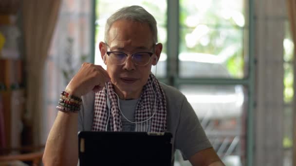 Aziatische Senior Grootvader Kijken Volgen Van Social Media Nieuws Digitaal — Stockvideo