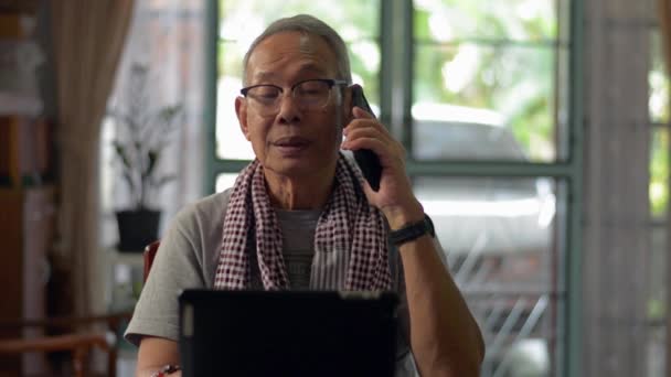 Asiatiska Äldre Man Ledig Klänning Talar Mobiltelefon Medan Arbetar Skrivbordet — Stockvideo