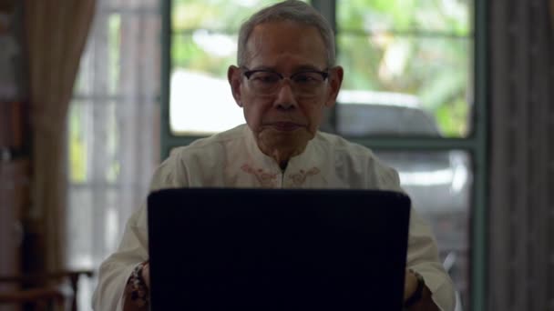 Eksekutif Senior Asia Dalam Pakaian Tradisional Mengetik Laptop Komputer Meja — Stok Video