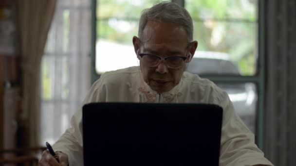 Geleneksel Giyimli Asyalı Üst Düzey Yönetici Adamı Evde Bilgisayar Ekranında — Stok video