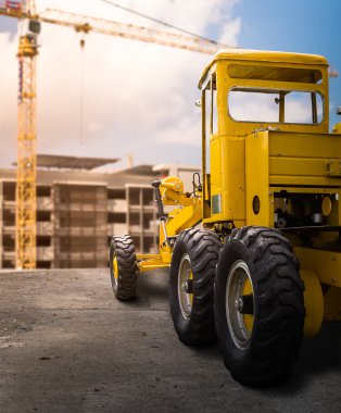yolda eski sarı motor Greyder