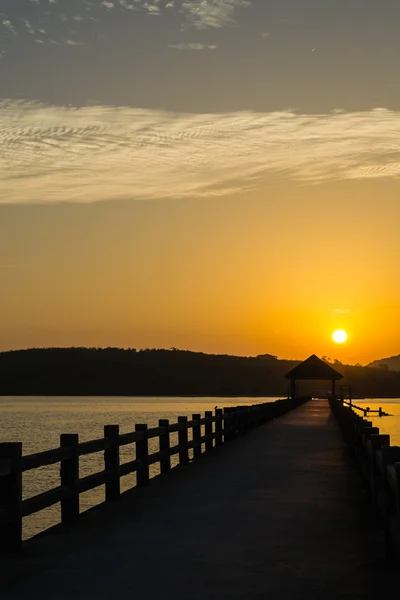 Zonsopgang op de pier in phuket thailand — Stockfoto