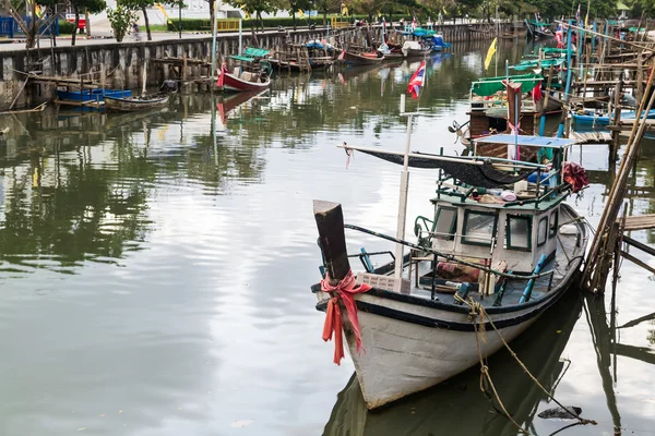 Barcos de pesca en el canal —  Fotos de Stock