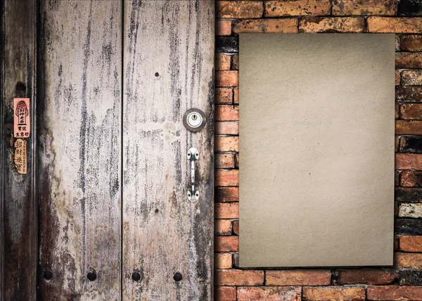 Stary papier na mur z cegły — Zdjęcie stockowe