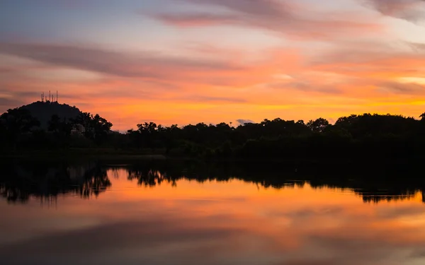 Färgglada sunrise scen på sjön — Stockfoto