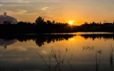 Göl kenarında güzel gündoğumu sahne
