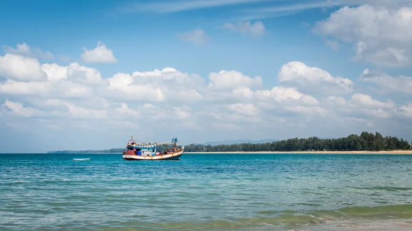 Barco de pesca en el mar en la playa de Naiyang, Phuket, Tailandia —  Fotos de Stock