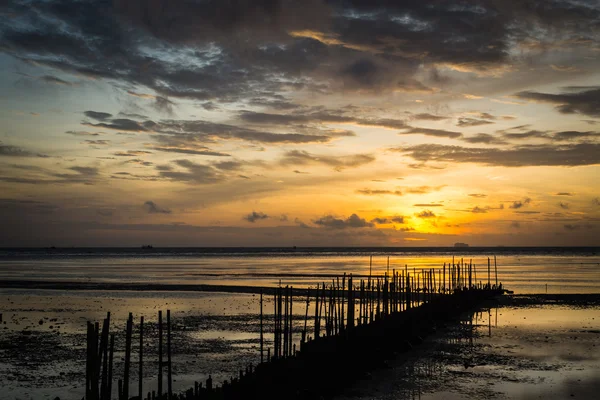 Amanecer a la orilla del mar cuando la marea baja —  Fotos de Stock