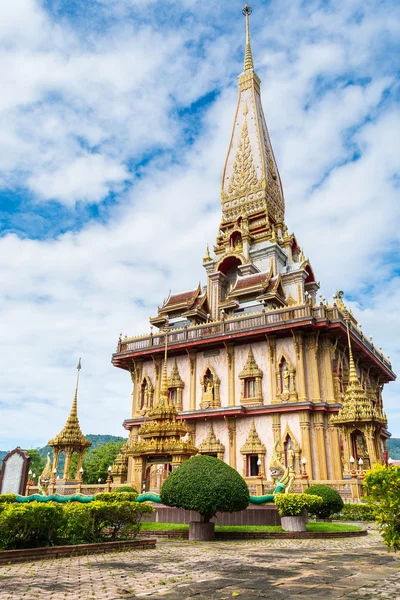 Grande pagoda nel tempio chalong, phuket, thailandia — Foto Stock