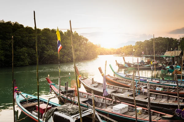 Muchos barco en el canal — Foto de Stock