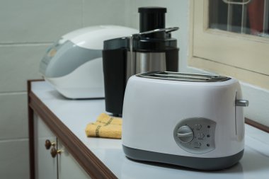 Bir mutfak elektrikli ev aletleri