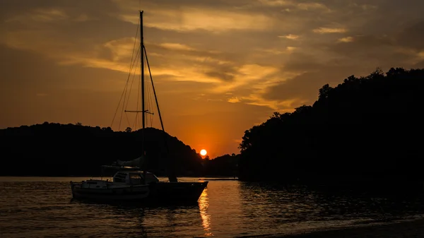 Barca a vela sul mare a Ao Yon Bay, Phuket, Thailandia — Foto Stock