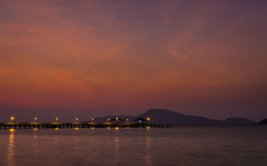 Dramatik gökyüzü yukarıda iskele, phuket, Tayland