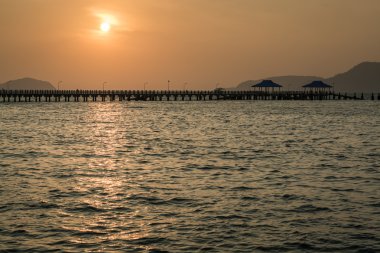 İskele, phuket, Tayland yukarıda yükselen güneş