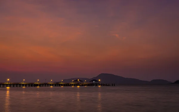 Cielo drammatico sopra il molo, phuket, thailandia — Foto Stock