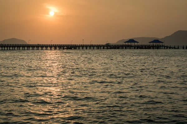 İskele, phuket, Tayland yukarıda yükselen güneş