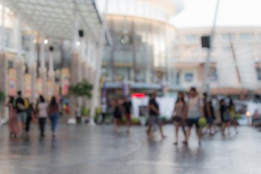 Alışveriş merkezinde yürüyen bulanık insanlar.