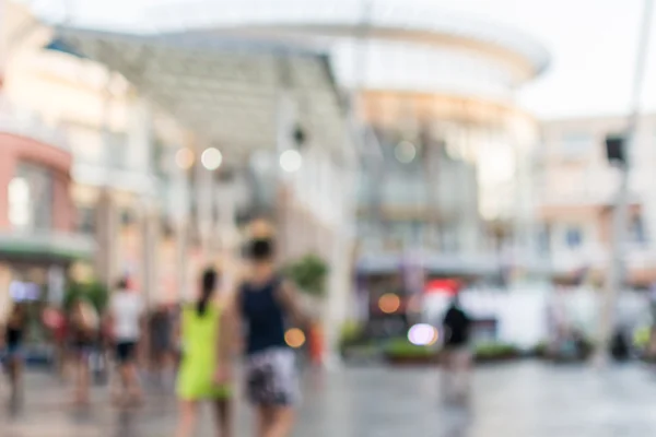 Des gens flous marchant dans le centre commercial — Photo