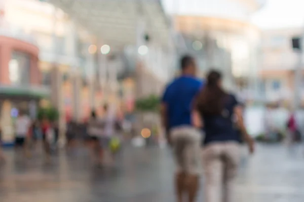 Pessoas desfocadas andando no shopping — Fotografia de Stock