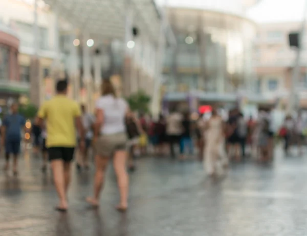 Pessoas desfocadas andando no shopping — Fotografia de Stock