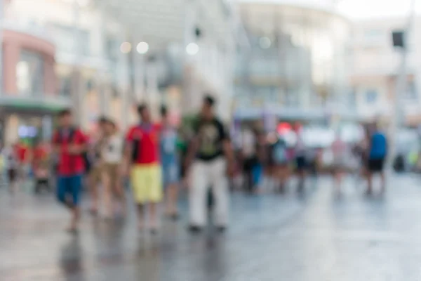 Alışveriş merkezinde yürüyen bulanık insanlar. — Stok fotoğraf