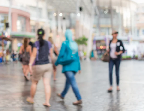 Des gens flous marchant dans le centre commercial — Photo