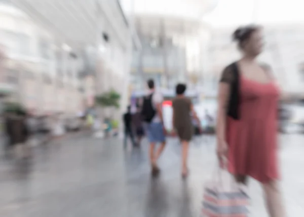 Personas borrosas caminando en el centro comercial —  Fotos de Stock