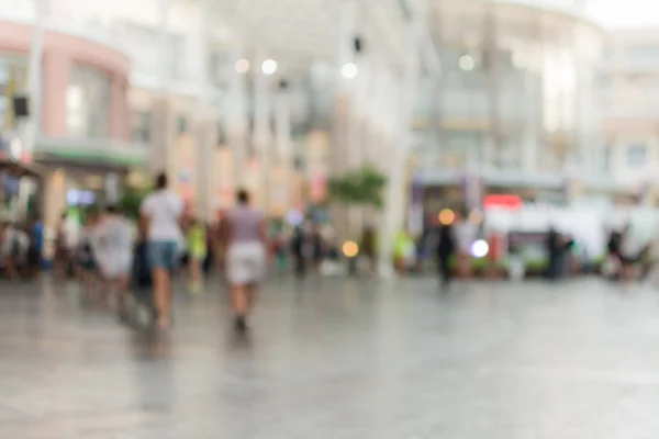 Des gens flous marchant dans le centre commercial — Photo