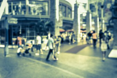 Alışveriş merkezinde yürüyen bulanık insanlar.