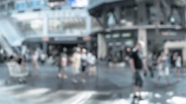 Blurred people in the shopping center — Stock Photo, Image