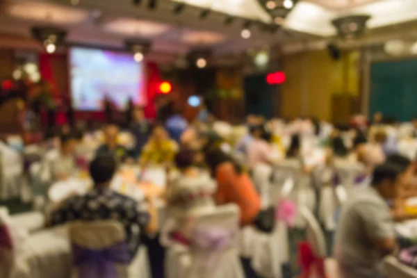 Des gens flous assis dans la salle de banquet — Photo