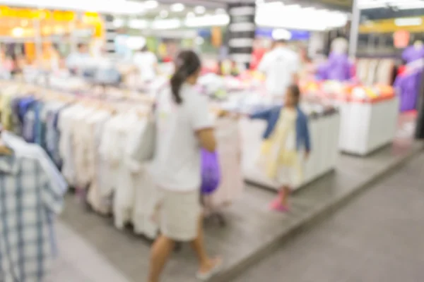 Pessoas desfocadas andando no shopping center — Fotografia de Stock