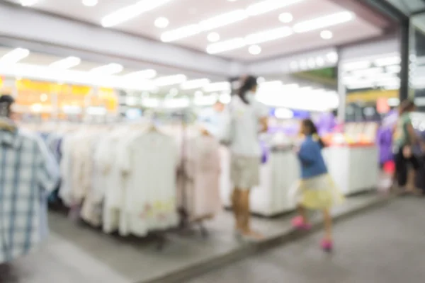 Pessoas desfocadas andando no shopping — Fotografia de Stock