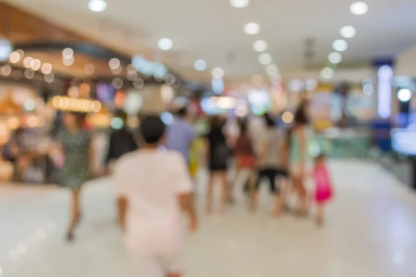 Pessoas desfocadas andando no shopping center — Fotografia de Stock