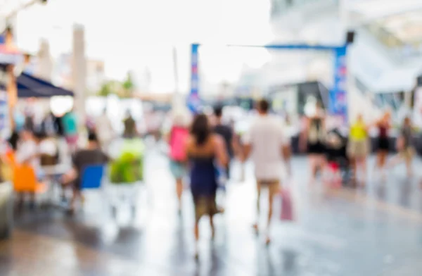 Persone sfocate che camminano nel centro commerciale Foto Stock