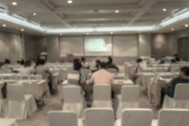 Toplantı odasında bulanık insanlar