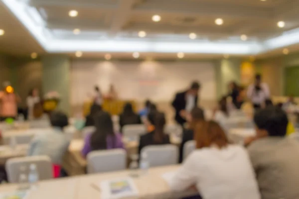 Toplantı odasında bulanık insanlar