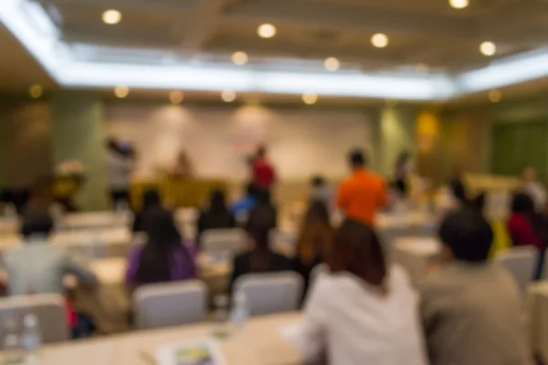 Personas borrosas en la sala de reuniones —  Fotos de Stock