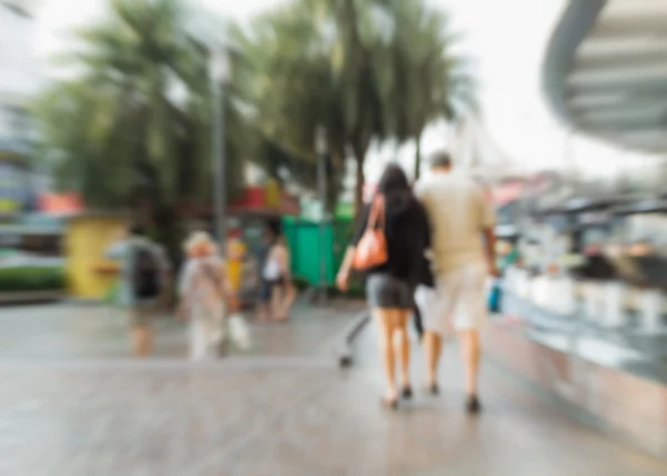 Pessoas desfocadas andando no shopping center — Fotografia de Stock