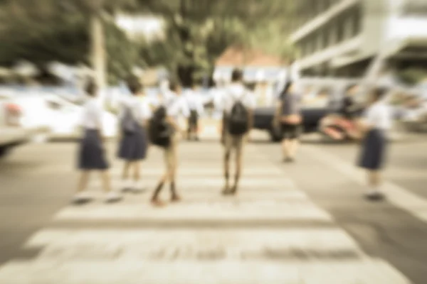 Suddig skolbarn promenad korsar gatan — Stockfoto