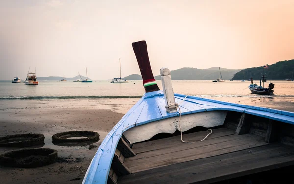 Закрыть голубую деревянную лодку на пляже — стоковое фото