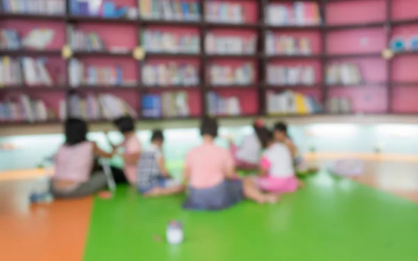 Verschwommene Kinder sitzen in Bibliothek — Stockfoto