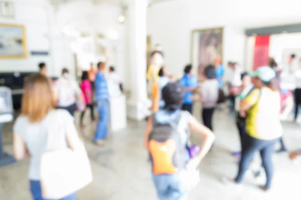 Verschwommene Touristenwanderung im Museum — Stockfoto