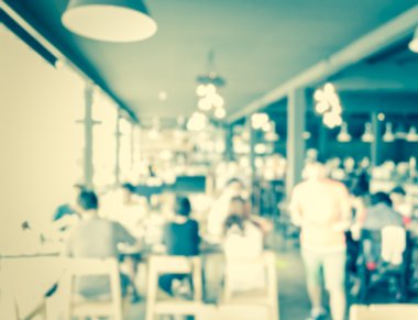 Lokantadaki insanlar bulanık.