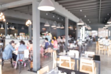 Lokantadaki insanlar bulanık.